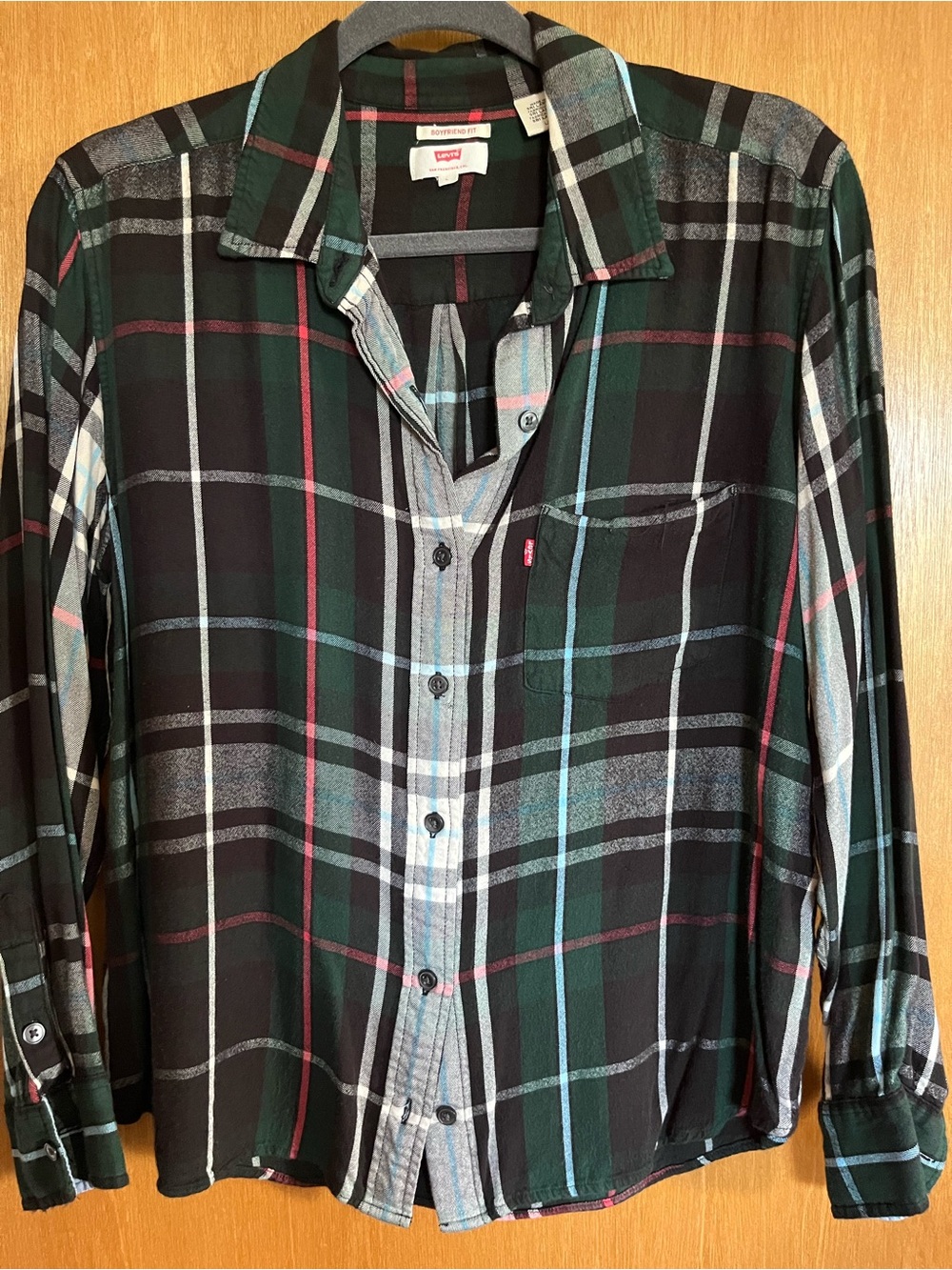 Levi's Women’s Plaid Button-Up Shirt